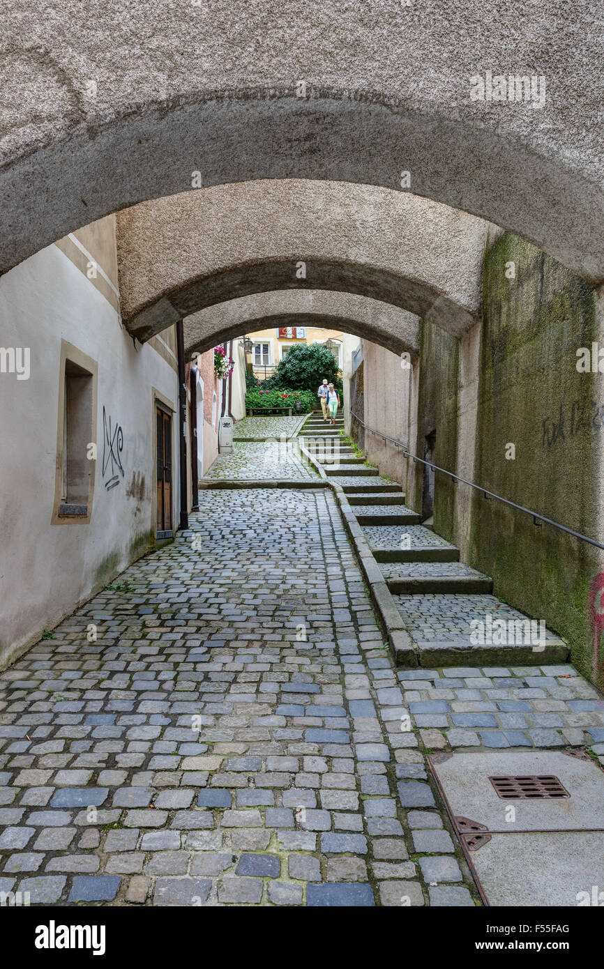 Strade di ciottoli con archi sono un comune in vista della città di Passau, Bassa Baviera, Germania. Foto Stock