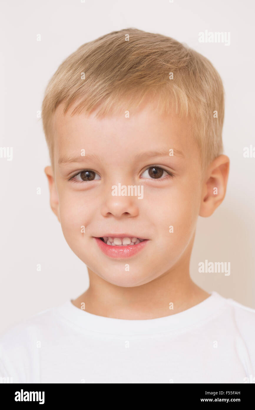 Ritratto di ragazzo simpatico contro uno sfondo bianco Foto Stock