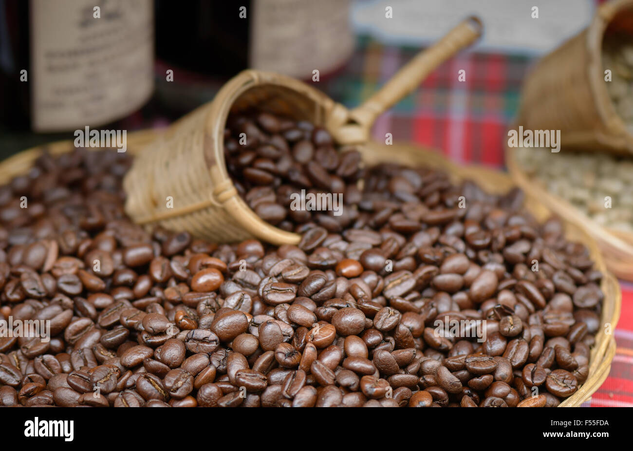 Cestello con semi di caffè dopo essere stato tostato Foto Stock