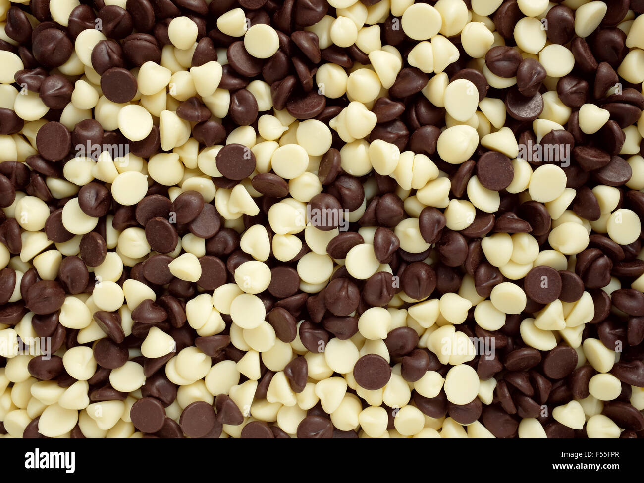 Miscela di bianco e scaglie di cioccolato fondente come astratta texture di sfondo Foto Stock
