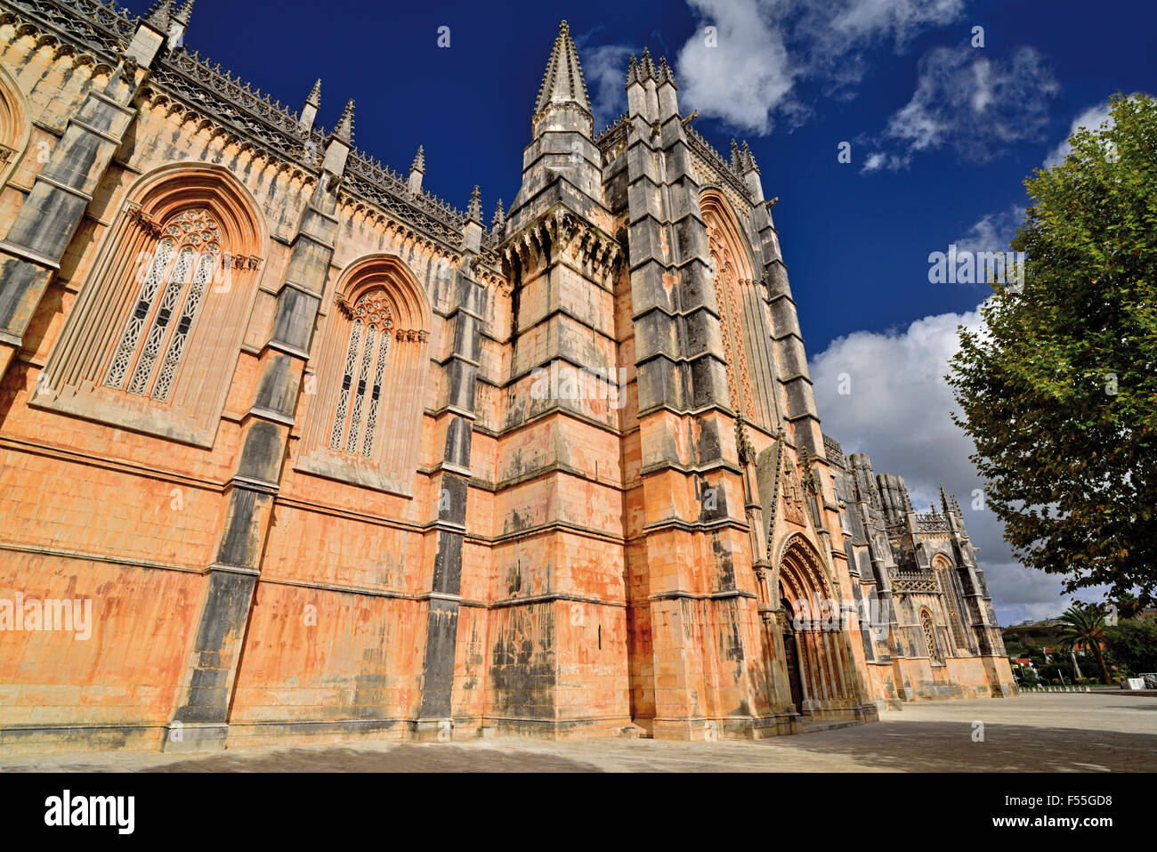 Portogallo: vista laterale del monastero di Santa Maria da Vitoria in Batalha Foto Stock