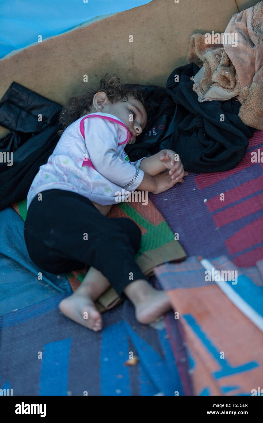 Immigrato afgano baby nel costo di Kos (Grecia) il 26 di ottobre, lunedì. Strutture per i migranti che attraversa il mare da Foto Stock