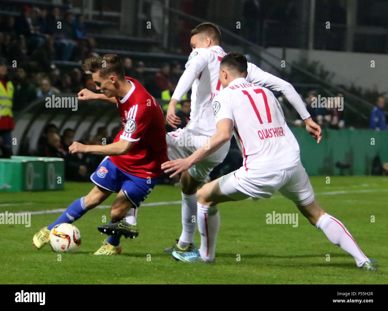 Monaco di Baviera, Germania. 27 ott 2015. Da sinistra Massimiliano BAUER (Unterhaching), Nils QUASCHNER (Leipzig), .DFB Cup, 2° round principale.SpVgg Unterhaching vs RasenBallSport Leipzig.Unterhaching, Alpenbauer Sportpark, Germania, Ottobre 27th, 2015, .l'ex primo campionato team di Unterhaching, ora forrth league, riceve l'ambizioso team di Leipzig, supportato da Red Bull. Infine Unterhaching vince 3 : 0, Credito: Wolfgang Fehrmann/ZUMA filo/Alamy Live News Foto Stock