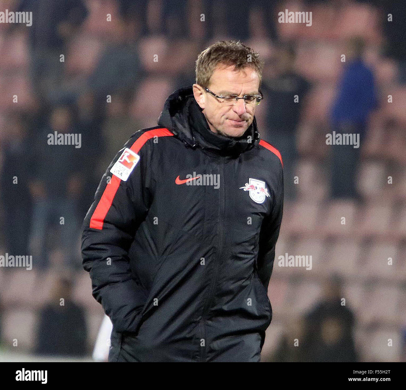 Monaco di Baviera, Germania. 28 ott 2015. headcoach Ralf RANGNICK (Leipzig).DFB Cup, 2° round principale.SpVgg Unterhaching vs RasenBallSport Leipzig.Unterhaching, Alpenbauer Sportpark, Germania, Ottobre 27th, 2015, .l'ex primo campionato team di Unterhaching, ora forrth league, riceve l'ambizioso team di Leipzig, supportato da Red Bull. Infine Unterhaching vince 3 : 0, Credito: Wolfgang Fehrmann/ZUMA filo/Alamy Live News Foto Stock