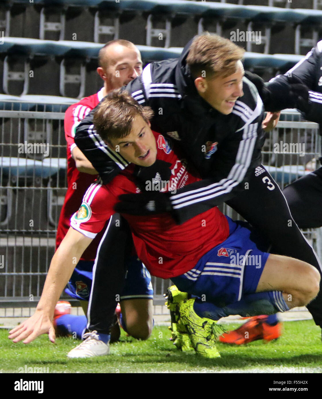 Monaco di Baviera, Germania. 27 ott 2015. gioia di Unterhaching giocatore dopo il primo obiettivo.DFB Cup, 2° round principale.SpVgg Unterhaching vs RasenBallSport Leipzig.Unterhaching, Alpenbauer Sportpark, Germania, Ottobre 27th, 2015, .l'ex primo campionato team di Unterhaching, ora forrth league, riceve l'ambizioso team di Leipzig, supportato da Red Bull. Infine Unterhaching vince 3 : 0, Credito: Wolfgang Fehrmann/ZUMA filo/Alamy Live News Foto Stock