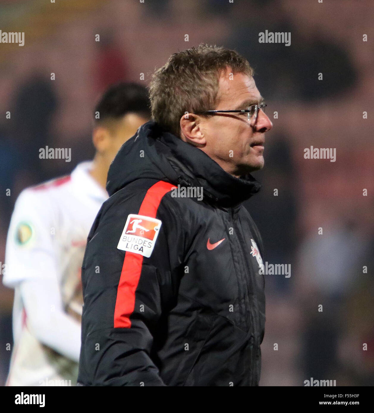 Monaco di Baviera, Germania. 27 ott 2015. headcoach Ralf RANGNICK (Leipzig), .DFB Cup, 2° round principale.SpVgg Unterhaching vs RasenBallSport Leipzig.Unterhaching, Alpenbauer Sportpark, Germania, Ottobre 27th, 2015, .l'ex primo campionato team di Unterhaching, ora forrth league, riceve l'ambizioso team di Leipzig, supportato da Red Bull. Infine Unterhaching vince 3 : 0, Credito: Wolfgang Fehrmann/ZUMA filo/Alamy Live News Foto Stock