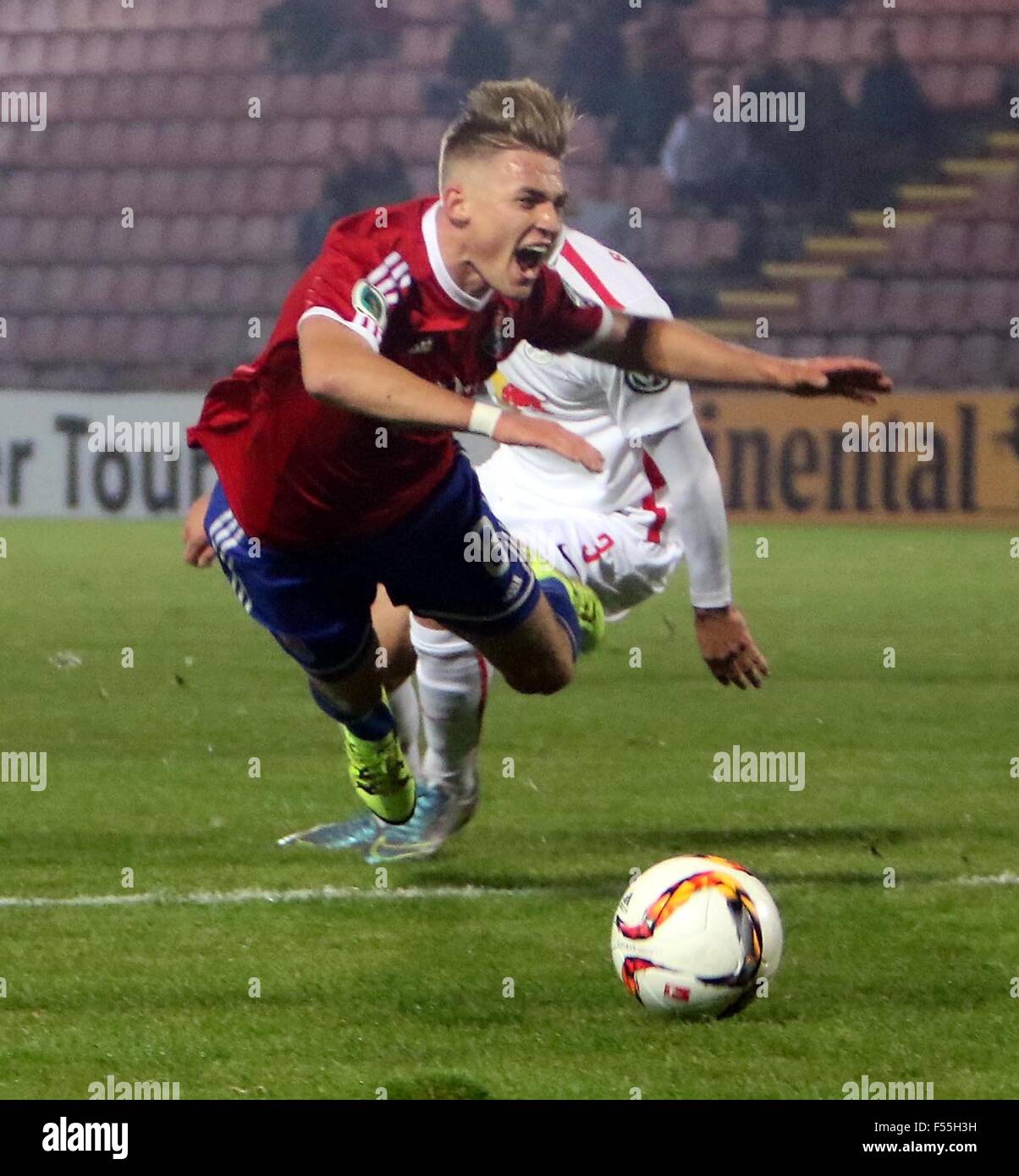 Monaco di Baviera, Germania. 27 ott 2015. Max DOMBROWKA (Unterhaching), .DFB Cup, 2° round principale.SpVgg Unterhaching vs RasenBallSport Leipzig.Unterhaching, Alpenbauer Sportpark, Germania, Ottobre 27th, 2015, .l'ex primo campionato team di Unterhaching, ora forrth league, riceve l'ambizioso team di Leipzig, supportato da Red Bull. Infine Unterhaching vince 3 : 0, Credito: Wolfgang Fehrmann/ZUMA filo/Alamy Live News Foto Stock