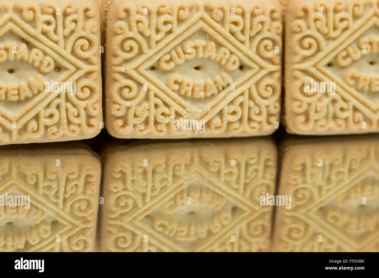 Un fresco tagliato a fette di limone su un tagliere di legno Foto Stock