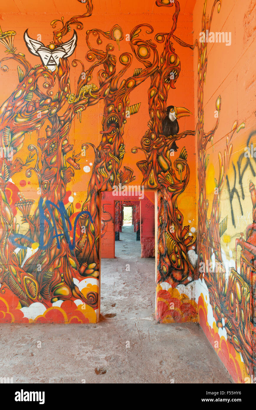 Germania, Duisburg RheinPark, patrimonio industriale, Graffiti arte in corrispondenza di pareti di edifici industriali Foto Stock