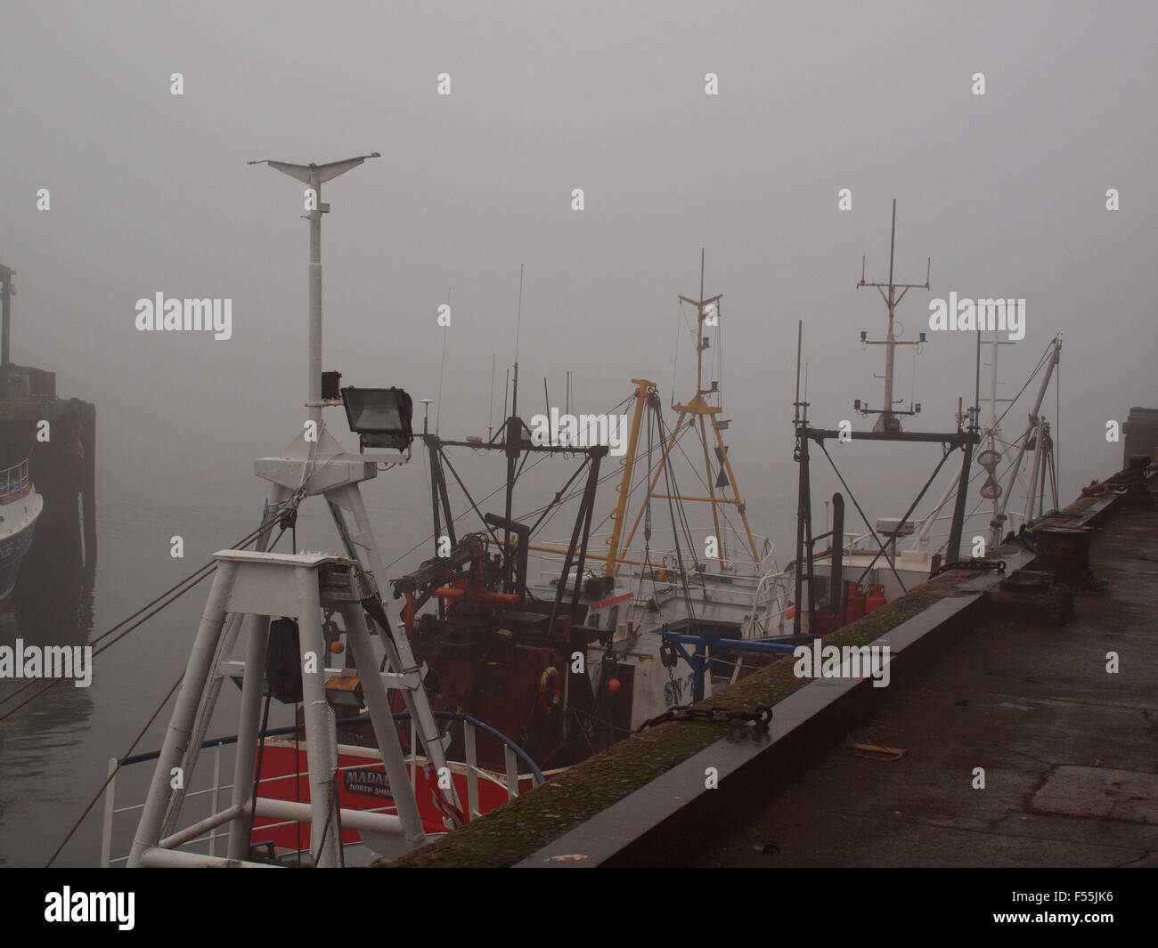 Newcastle upon Tyne, Regno Unito. 28 ott 2015. Regno Unito meteo. Un becalmed foschia mattutina a North Shields Fish Quay che consenta ai pescatori il tempo per riparare le reti a causa della scarsa visibilità in mare. Credito: James Walsh Alamy/Live News Foto Stock