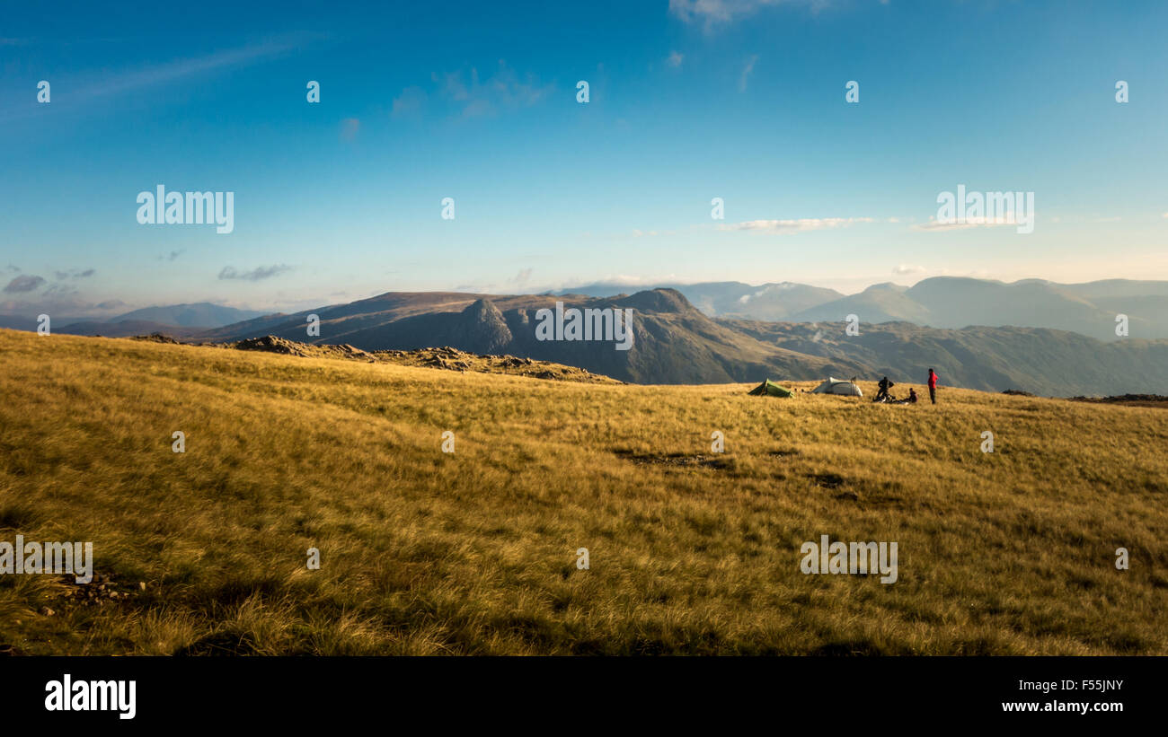 Bella la mattina presto dal Crinkle Crags, guardando a viste di The Langdale Pikes selvaggio con camper proprio risveglio: Nel Distretto del Lago, REGNO UNITO Foto Stock