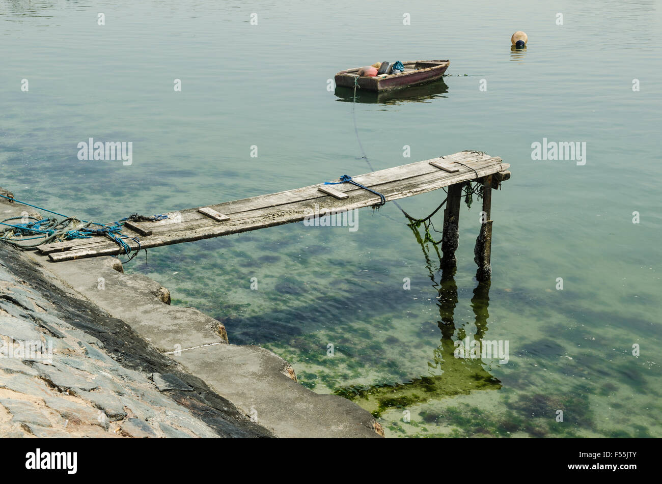 Pontile in legno a Dubai Creek negli EMIRATI ARABI UNITI Foto Stock