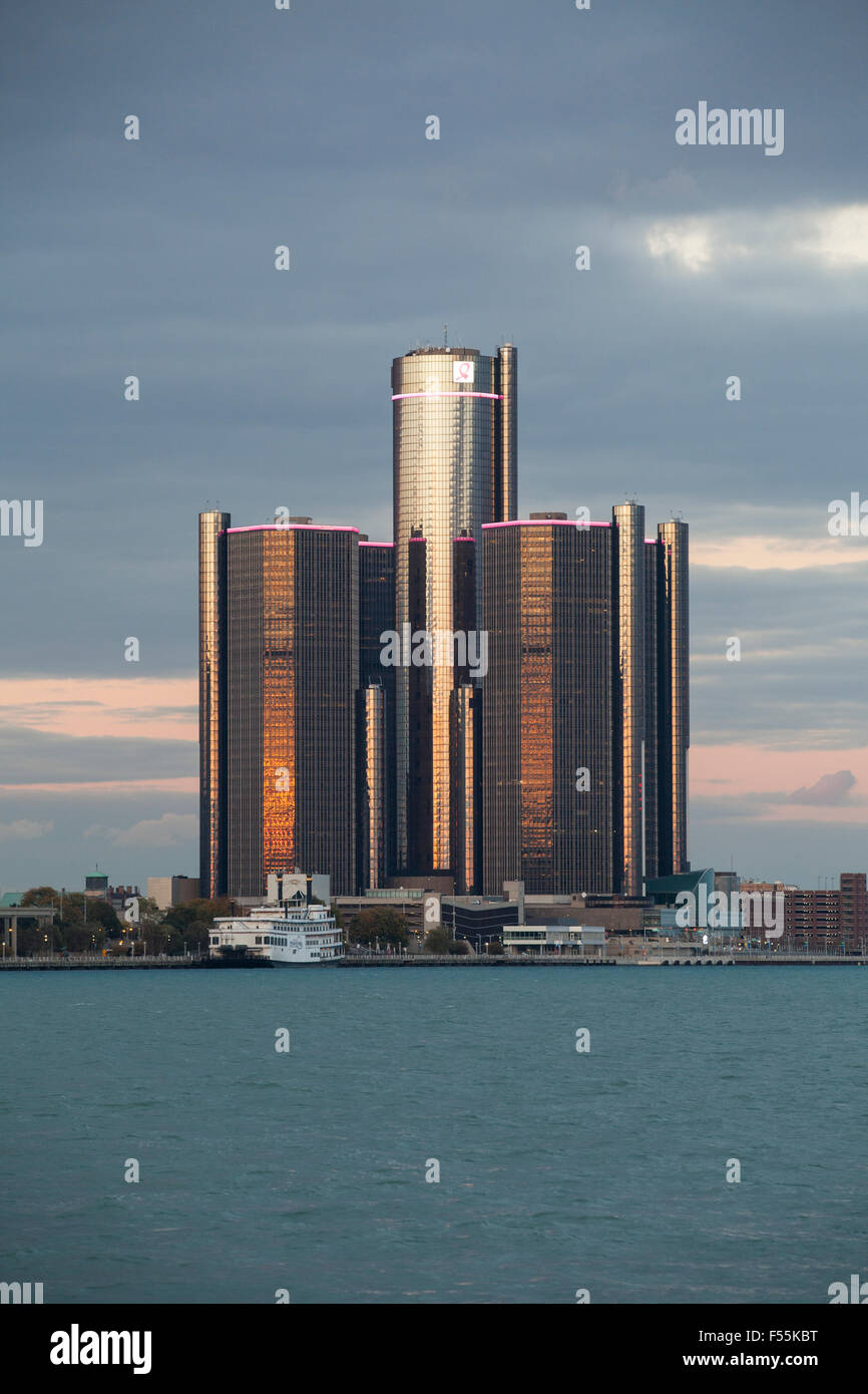 Edificio GM Detroit Michigan STATI UNITI D'AMERICA vista dal Windsor Ontario Canada Foto Stock