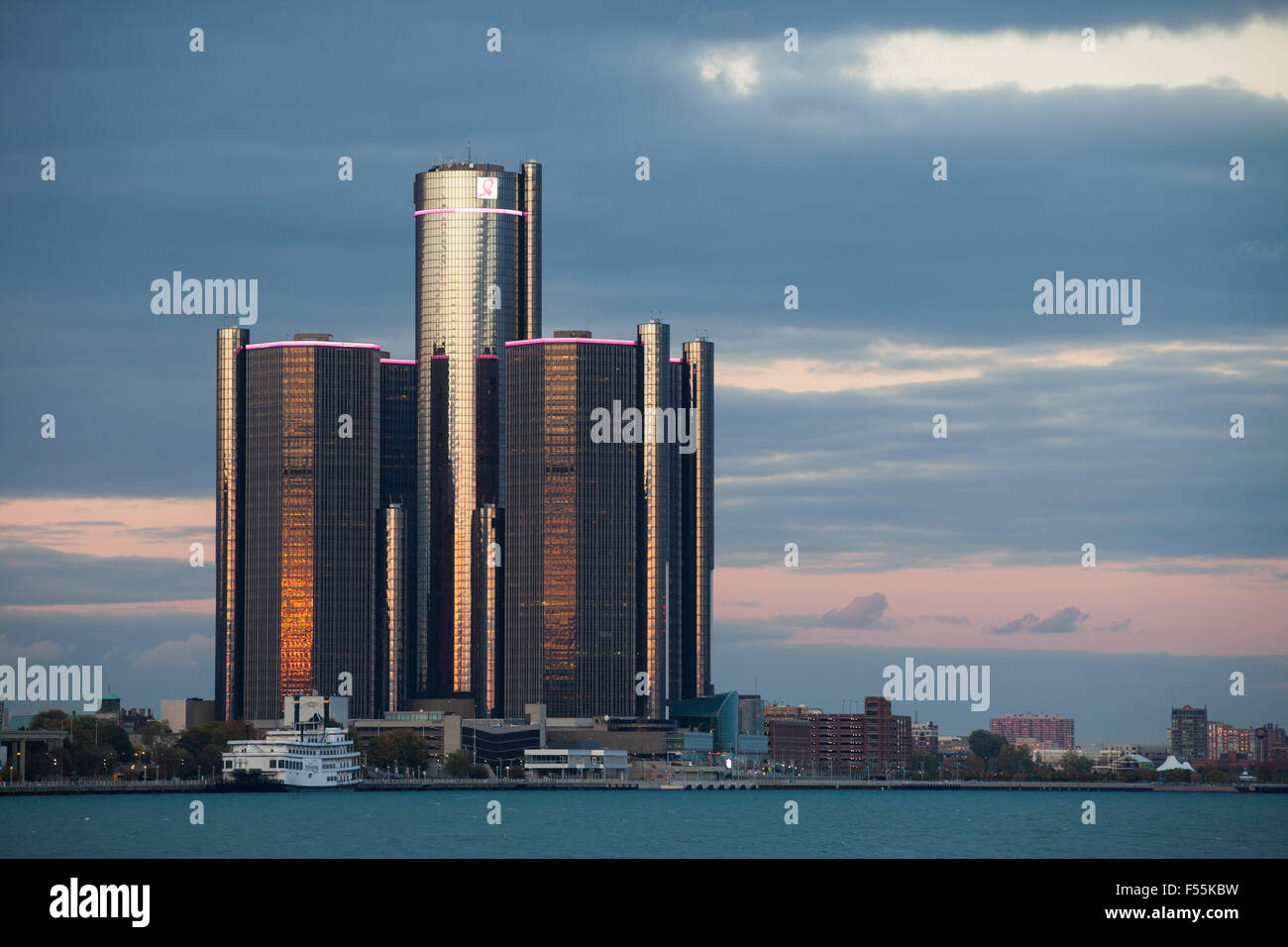 Edificio GM Detroit Michigan STATI UNITI D'AMERICA vista dal Windsor Ontario Canada Foto Stock