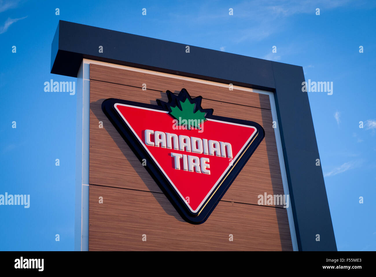 Canadian Tire logo su un segno a sud di Edmonton in comune in Edmonton, Alberta, Canada. Foto Stock