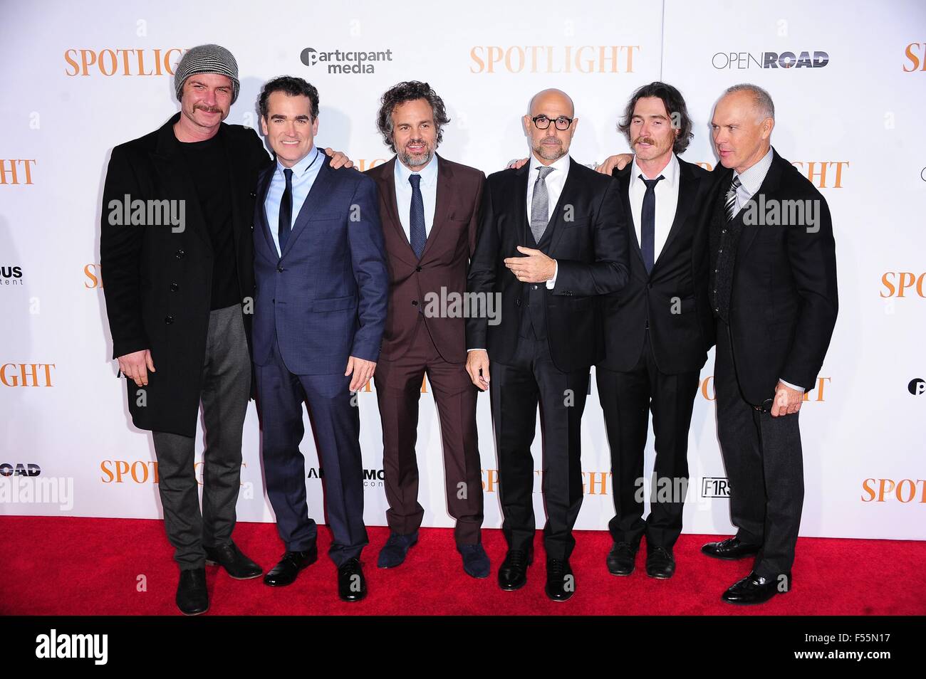 New York, NY, STATI UNITI D'AMERICA. 27 ott 2015. Liev Schreiber, Brian d'Arcy James, Mark Ruffalo, Stanley Tucci, Billy Crudup, Michael Keaton presso gli arrivi per Spotlight Premiere, Ziegfeld Theatre di New York, NY Ottobre 27, 2015. Credito: Gregorio T. Binuya/Everett raccolta/Alamy Live News Foto Stock