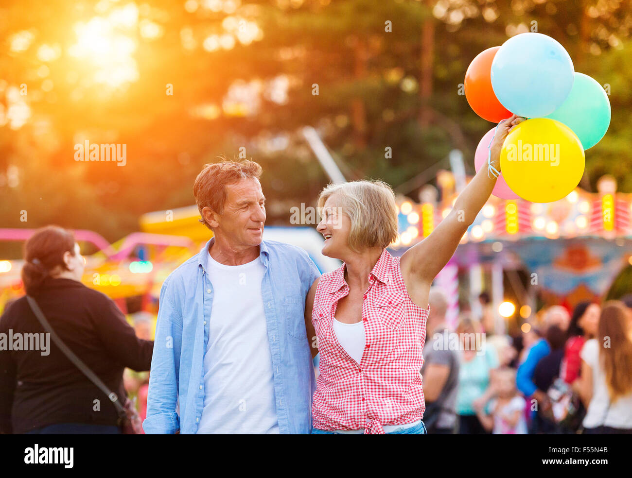Coppia senior presso la fiera del divertimento Foto Stock
