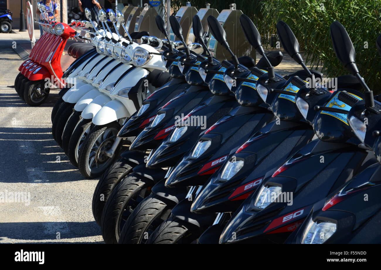 Line-up di noleggio scooter, Formentera Ibiza spagna Foto stock - Alamy