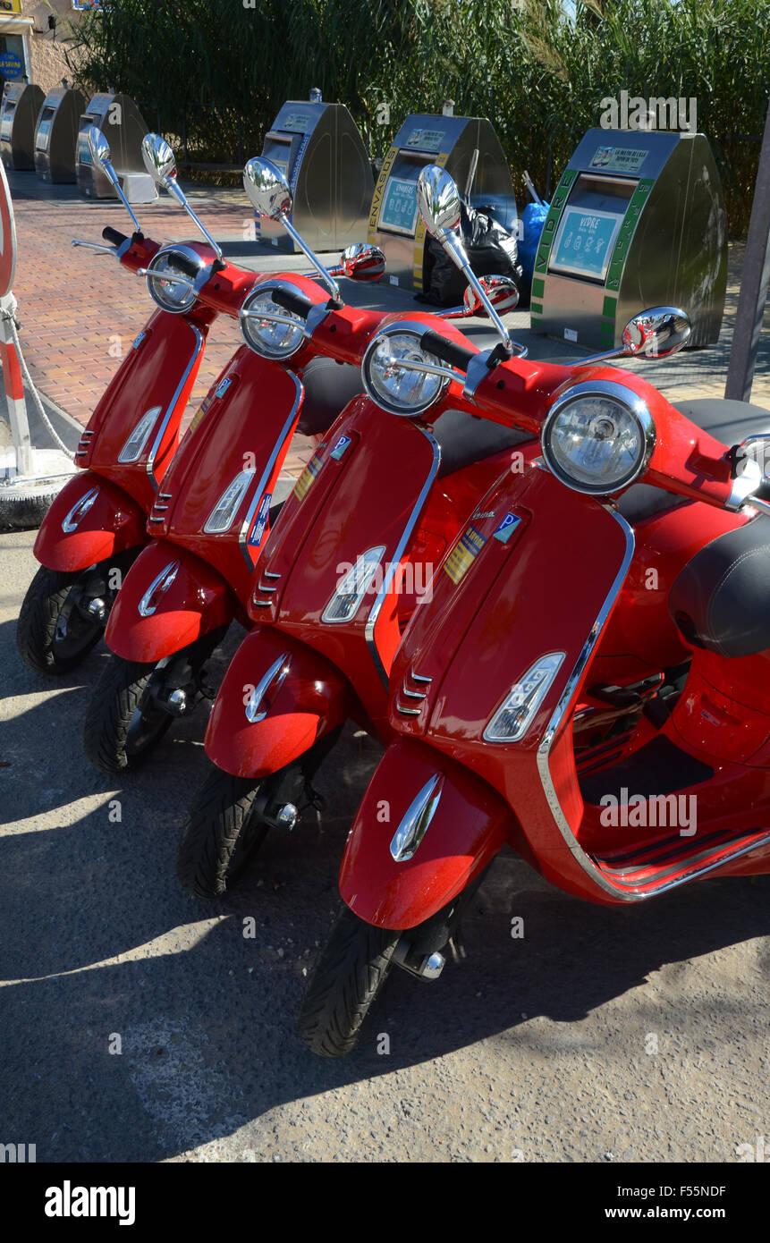 Line-up di noleggio scooter, Formentera Ibiza spagna Foto stock - Alamy