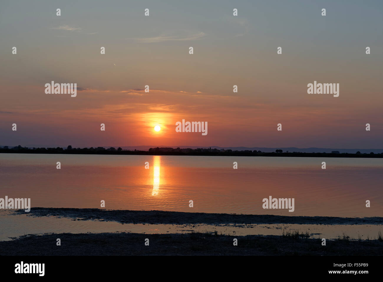 Tramonto a Darscho saltlake, Apetlon Illmitz, nel Parco Nazionale del lago di Neusiedl, Seewinkel, Burgenland, Austria Foto Stock