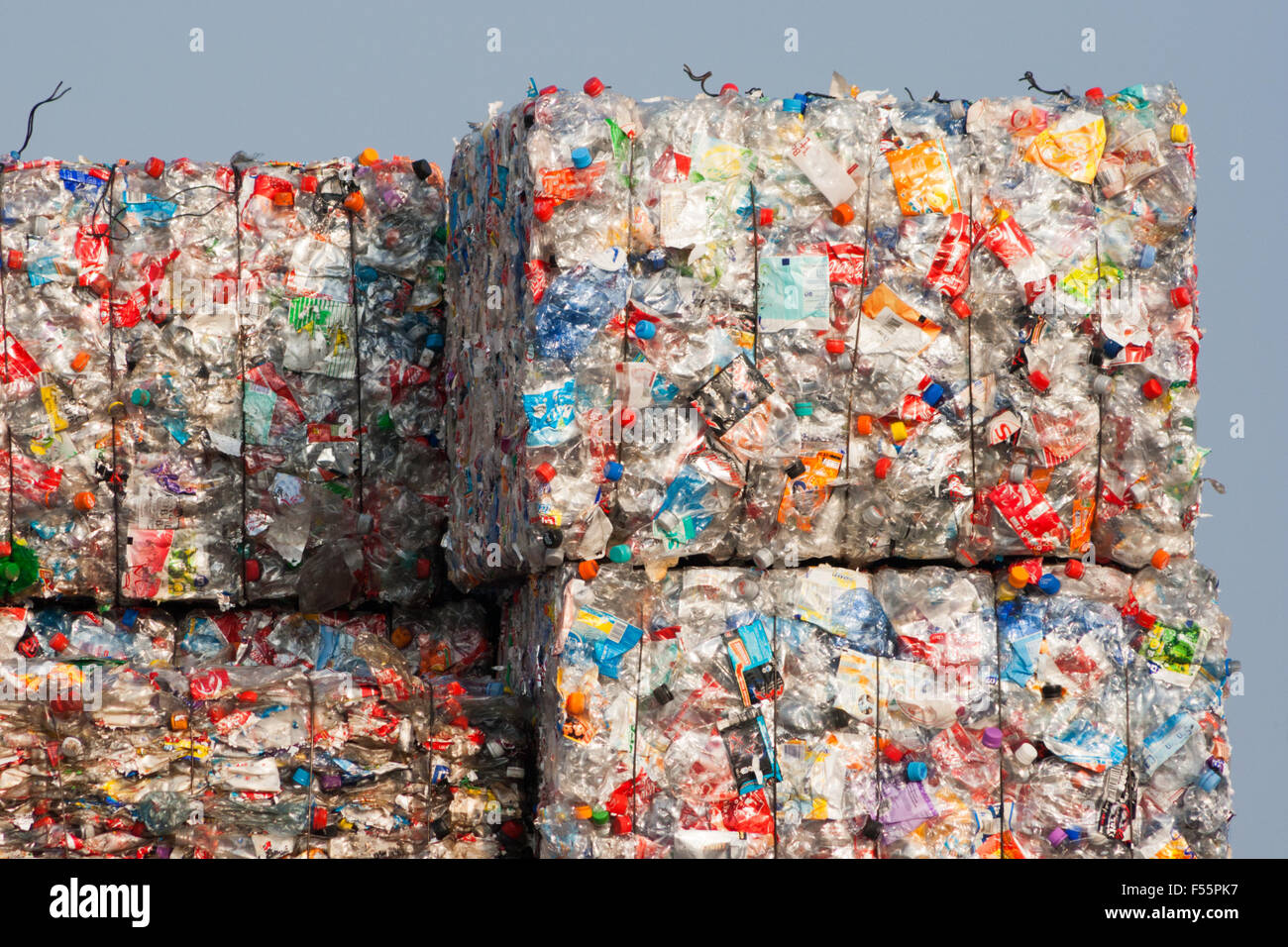 Compattato in plastica riciclabile di rifiuti a un impianto di riciclaggio. Foto Stock