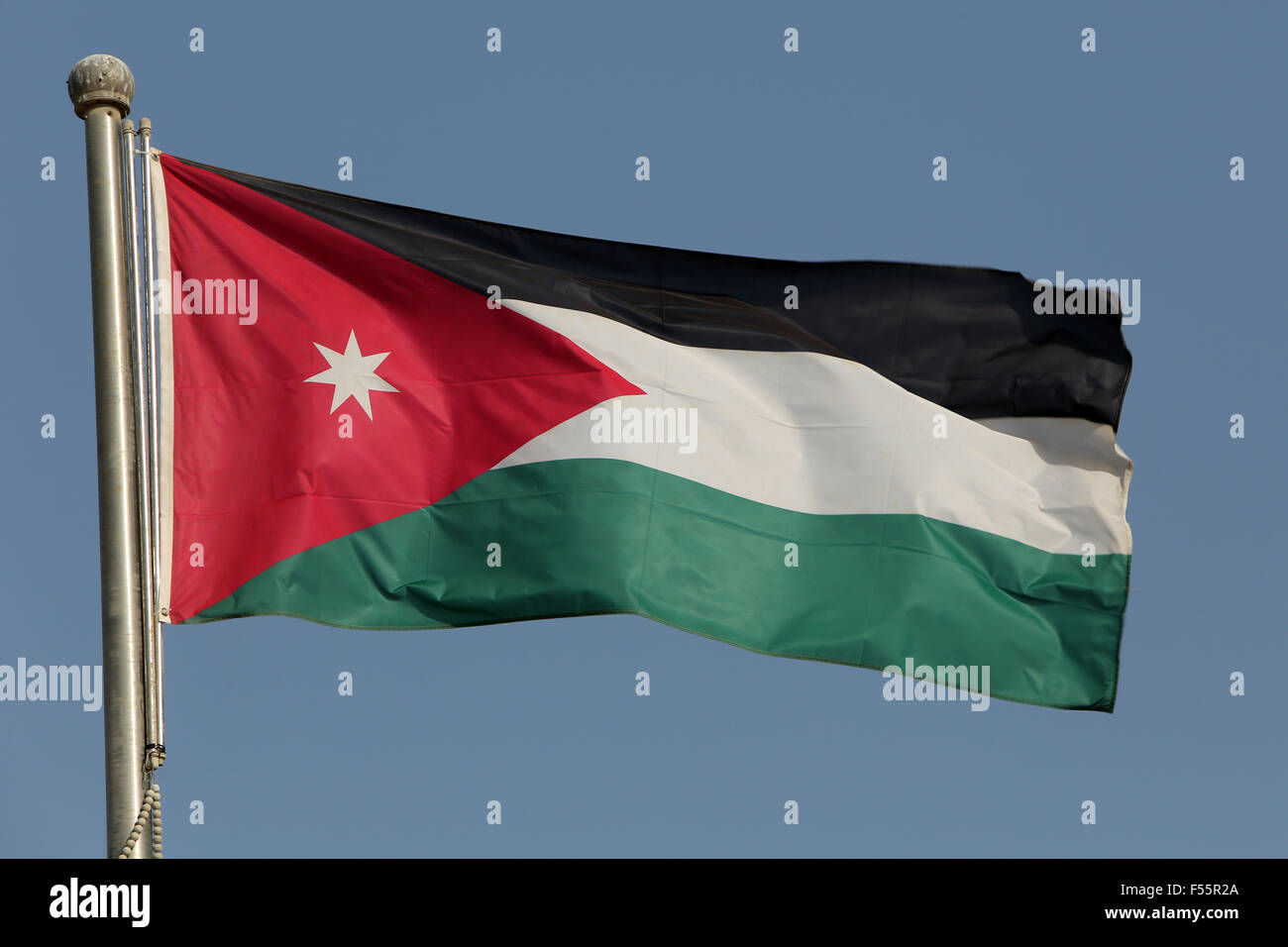 03.03.2015, Doha, Doha, Qatar - la bandiera nazionale della Giordania. 00S150303D603CAROEX.JPG - non per la vendita in G E R M A N Y, A U S T R I A, S W I T Z e R L A N D [modello di rilascio: non applicabile, la proprietà di rilascio: NO (c) caro agenzia fotografica / sorge, http://www.caro-images.pl, info@carofoto.pl - nel caso di utilizzo di foto per non-scopi giornalistici, siete pregati di contattare l'Agenzia - la foto è soggetto a royalty!] Foto Stock