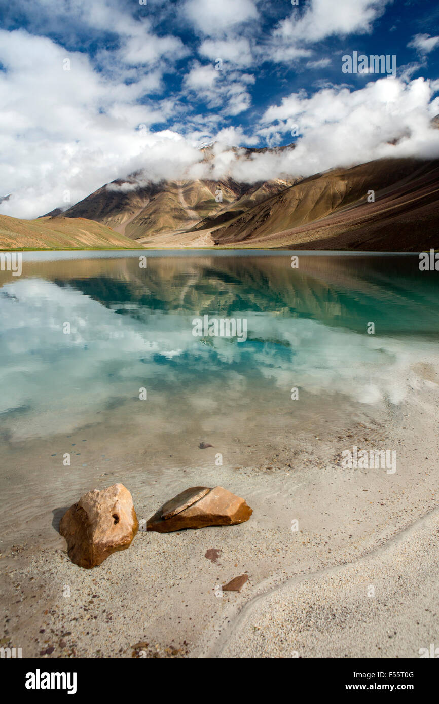 India, Himachal Pradesh, Spiti, Chandra, Taal Luna Piena lago, la mattina presto, Sandy Lake Shore Foto Stock