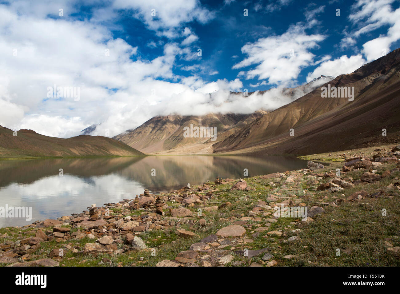 India, Himachal Pradesh, Spiti, Chandra, Taal Luna Piena lago, la mattina presto, pietra cairns sulla riva del lago Foto Stock