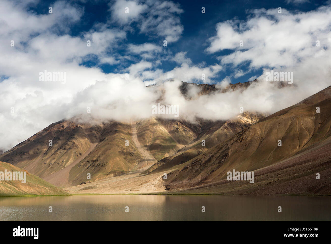 India, Himachal Pradesh, Spiti, Chandra, Taal Luna Piena lago, la mattina presto, nube sulle montagne circostanti Foto Stock