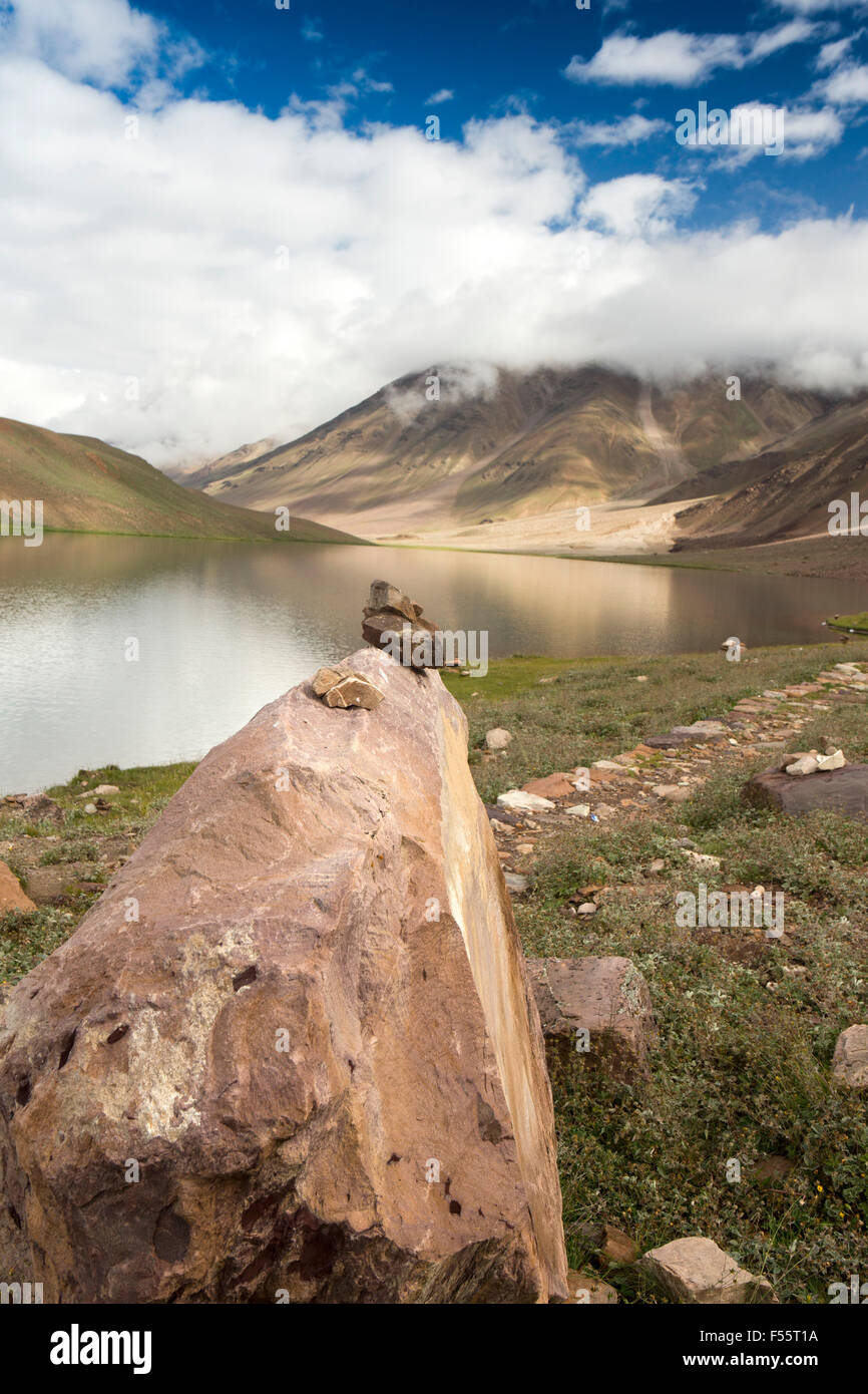 India, Himachal Pradesh, Spiti, Chandra, Taal Luna Piena lago, la mattina presto, pietre bilanciato sulla riva del lago rock Foto Stock