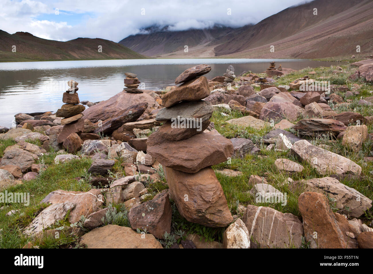 India, Himachal Pradesh, Spiti, Chandra, Taal Luna Piena lago, la mattina presto, pietra cairns sulla riva del lago Foto Stock