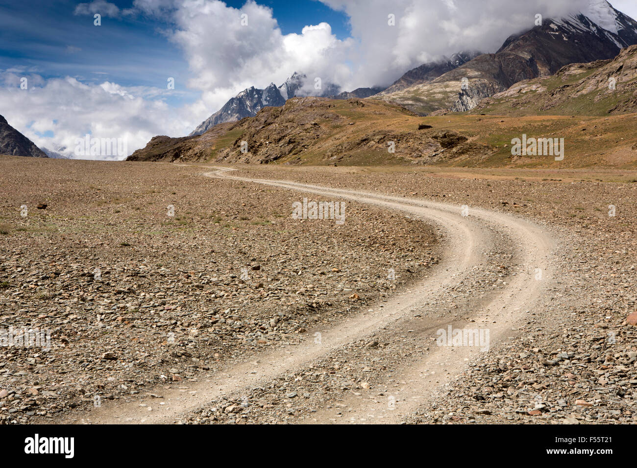 India, Himachal Pradesh, Spiti, Chandra, Taal strada irregolare a Kunzum La pass Foto Stock