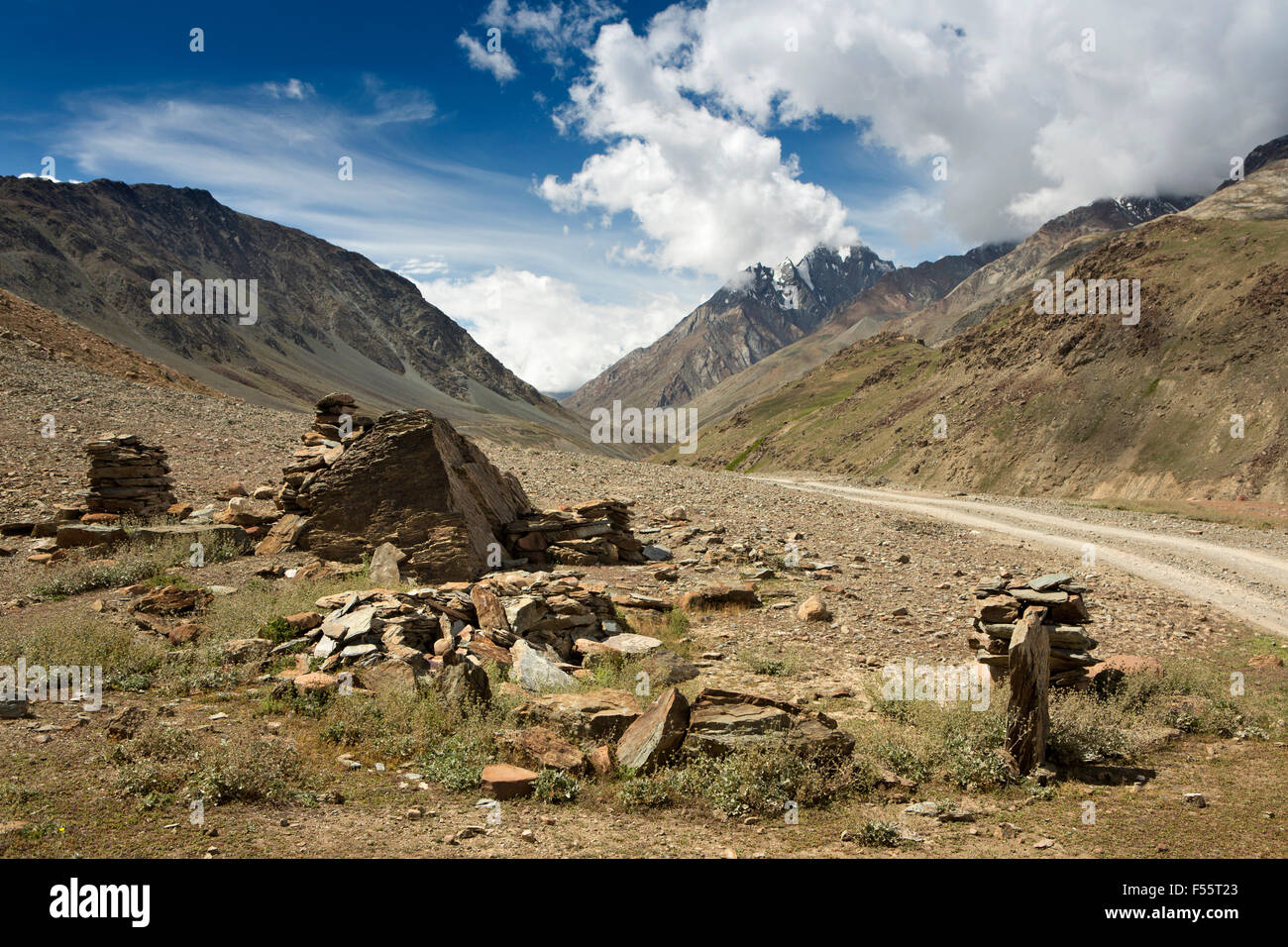 India, Himachal Pradesh, Spiti, Chandra, Taal pietra abbandonati capanna di pastore accanto alla strada sconnessa a Kunzum La pass Foto Stock