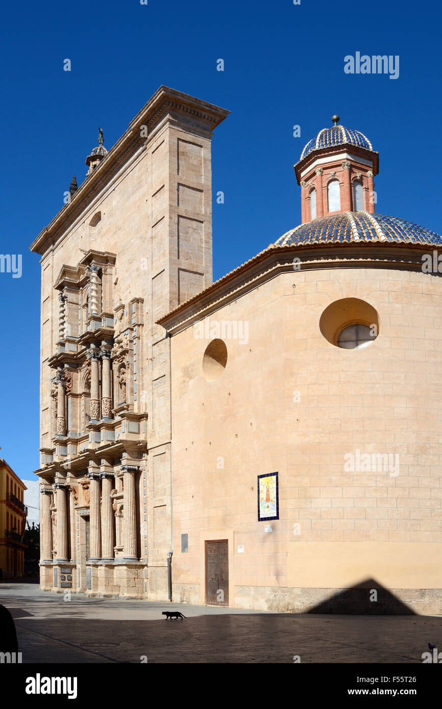 Antica chiesa edificio con facciata impressionante nella parte vecchia della città di Valencia, Spagna. Con black cat attraversando a piedi. Foto Stock