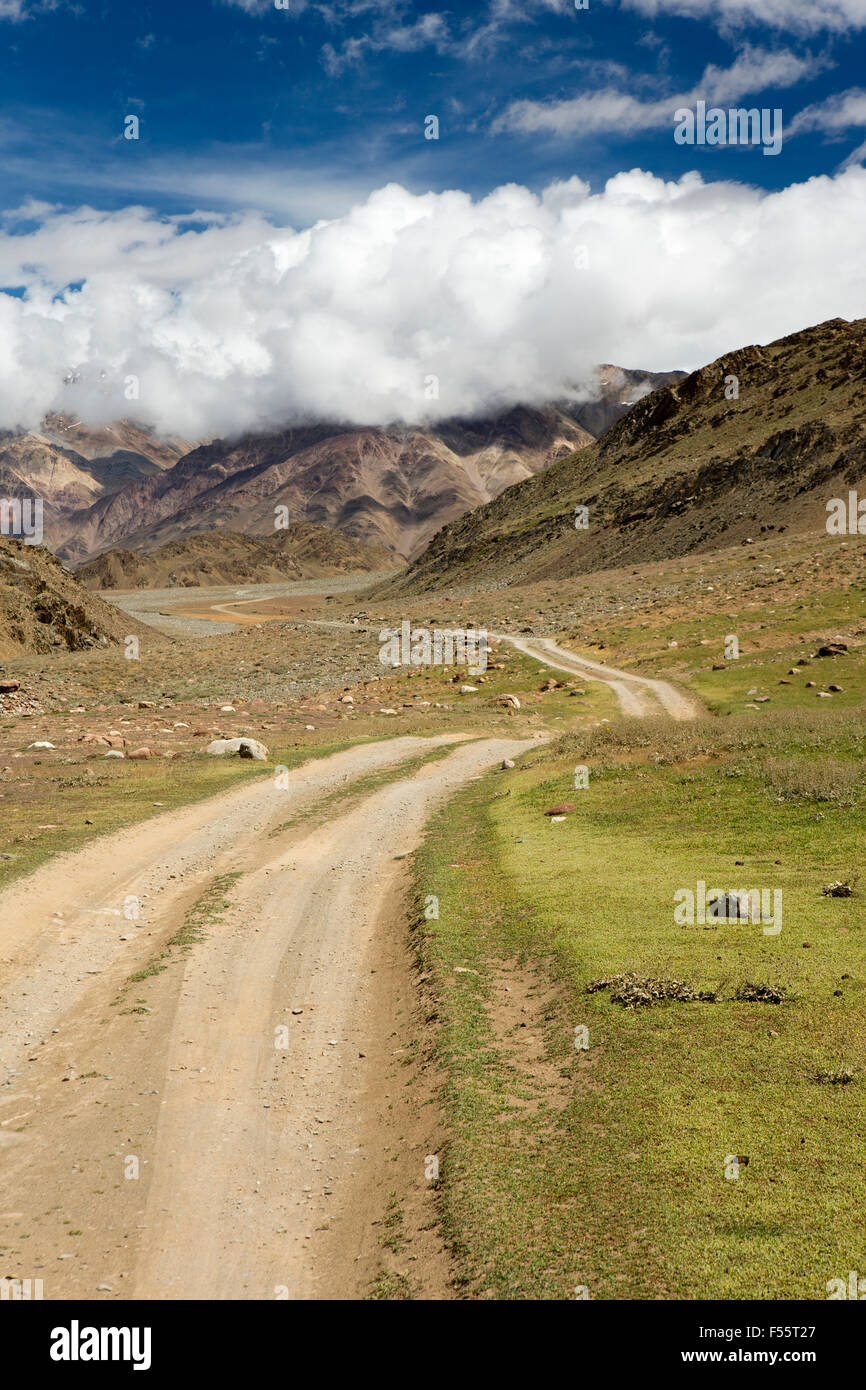 India, Himachal Pradesh, Spiti, Chandra, Taal strada irregolare a Kunzum La pass Foto Stock