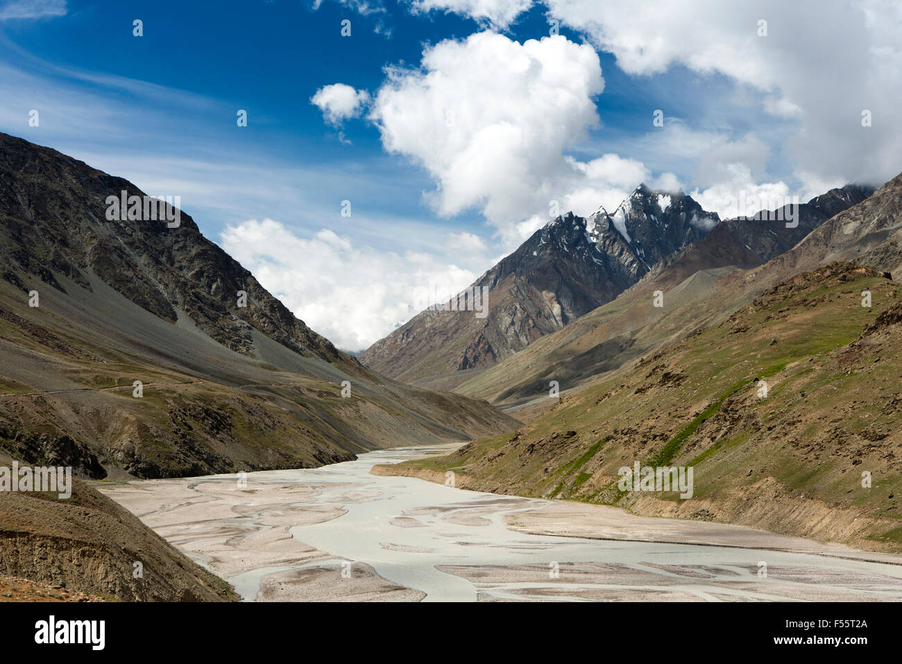 India, Himachal Pradesh, Spiti, Kunzum La pass, Chandra fiume che scorre verso Lahaul Foto Stock