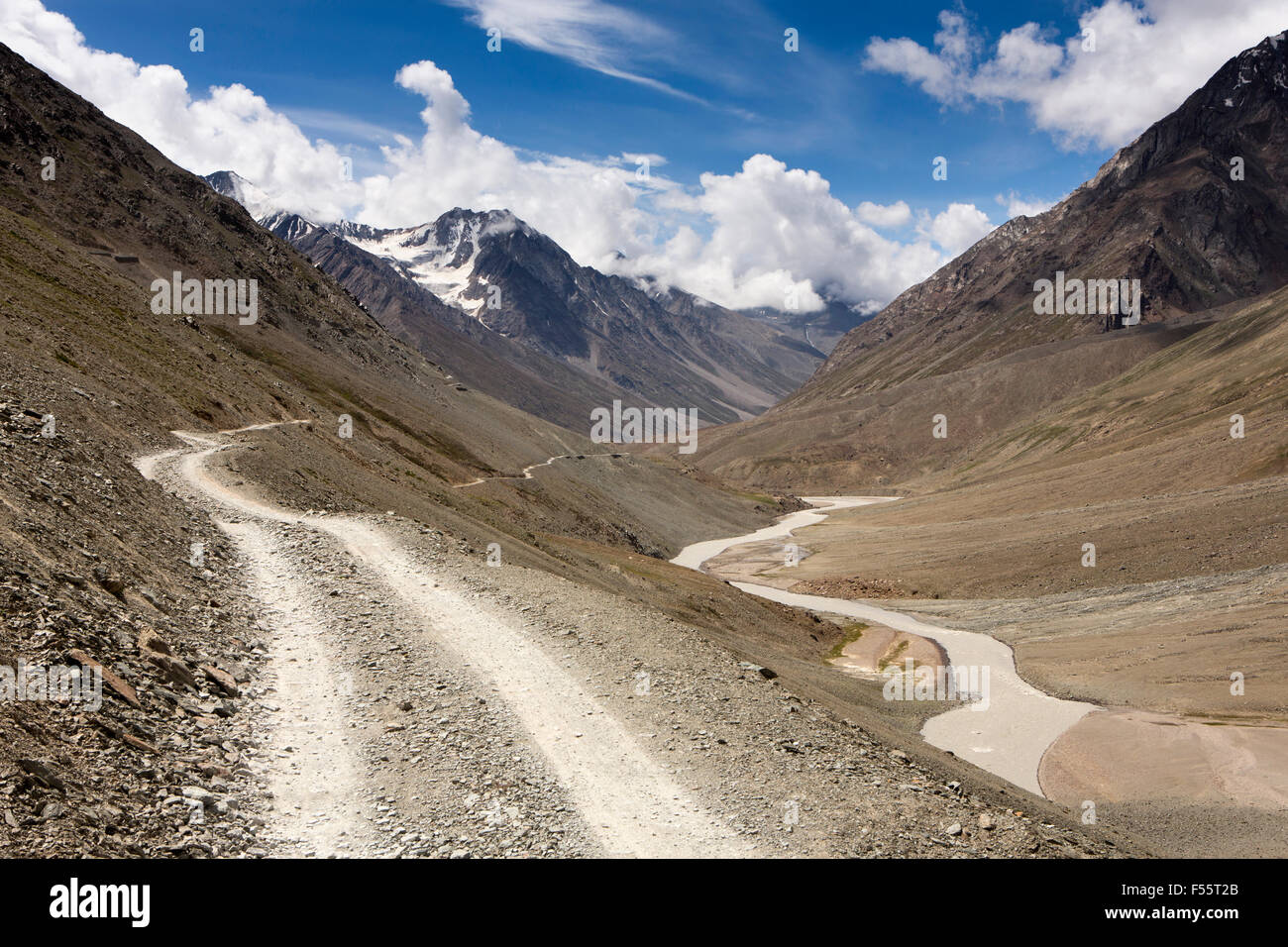 India, Himachal Pradesh, Spiti, Chandra, Taal strada irregolare a Kunzum La passano sopra il fiume Chandra Foto Stock