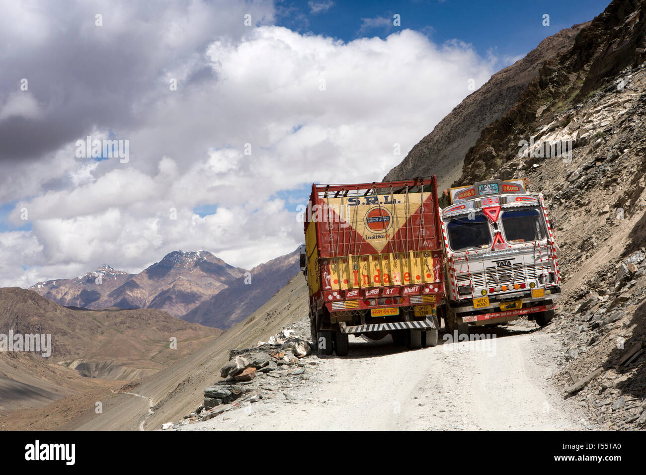India, Himachal Pradesh, Spiti, Kunzum La passano due camion di passare molto stretta stradina di montagna Foto Stock
