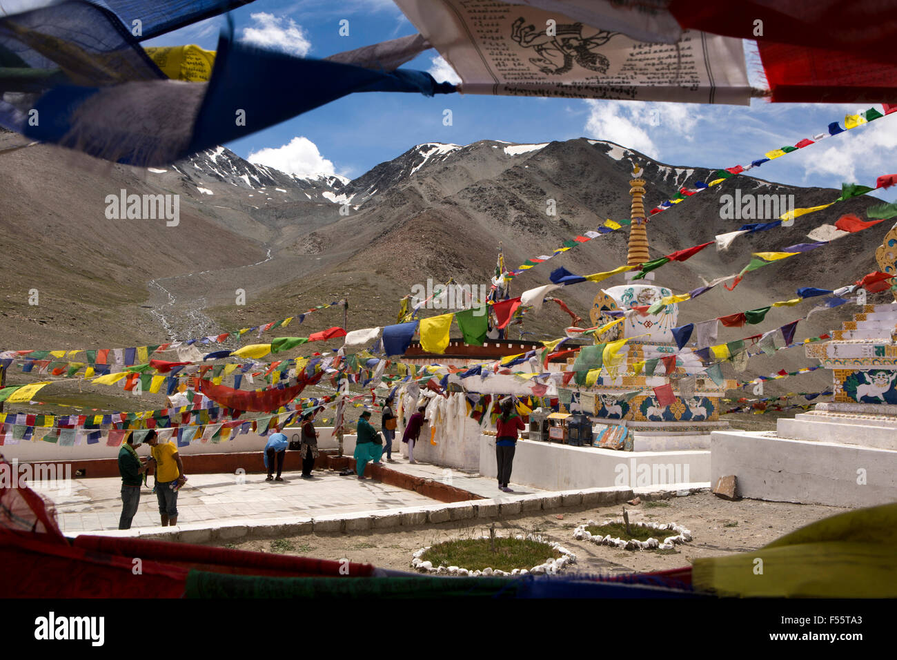 India, Himachal Pradesh, Spiti, Kunzum La pass, persone che visitano Kunzum Mata Temple tra Spiti e Lahaul Foto Stock