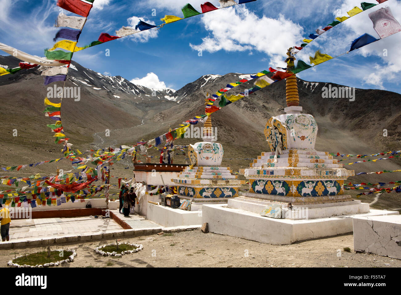 India, Himachal Pradesh, Spiti, Kunzum La pass, persone che visitano Kunzum Mata Temple tra Spiti e Lahaul Foto Stock