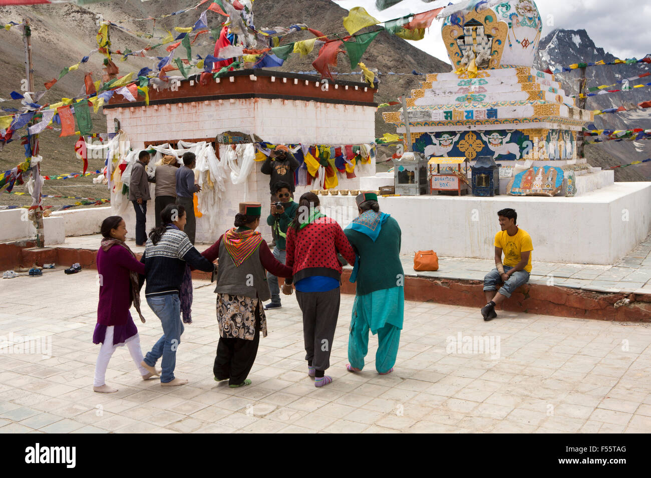 India, Himachal Pradesh, Spiti, Kunzum La pass, persone di kullu dancing at Kunzum Mata Temple Foto Stock
