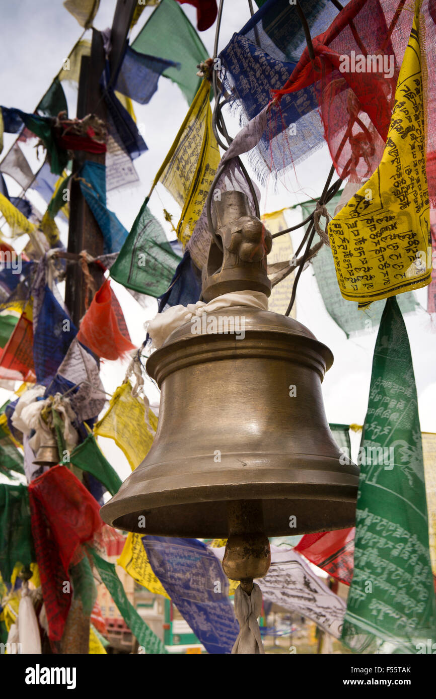 India, Himachal Pradesh, Spiti, Kunzum La pass, Kunzum Mata Temple campana ottone e bandiere da preghiera buddista Foto Stock