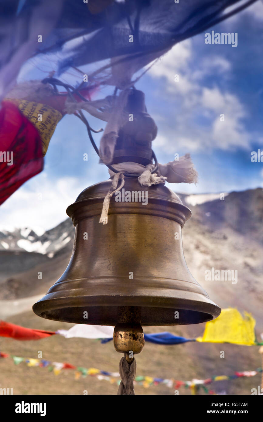 India, Himachal Pradesh, Spiti, Kunzum La pass, Kunzum Mata Temple campana ottone e bandiere da preghiera buddista Foto Stock
