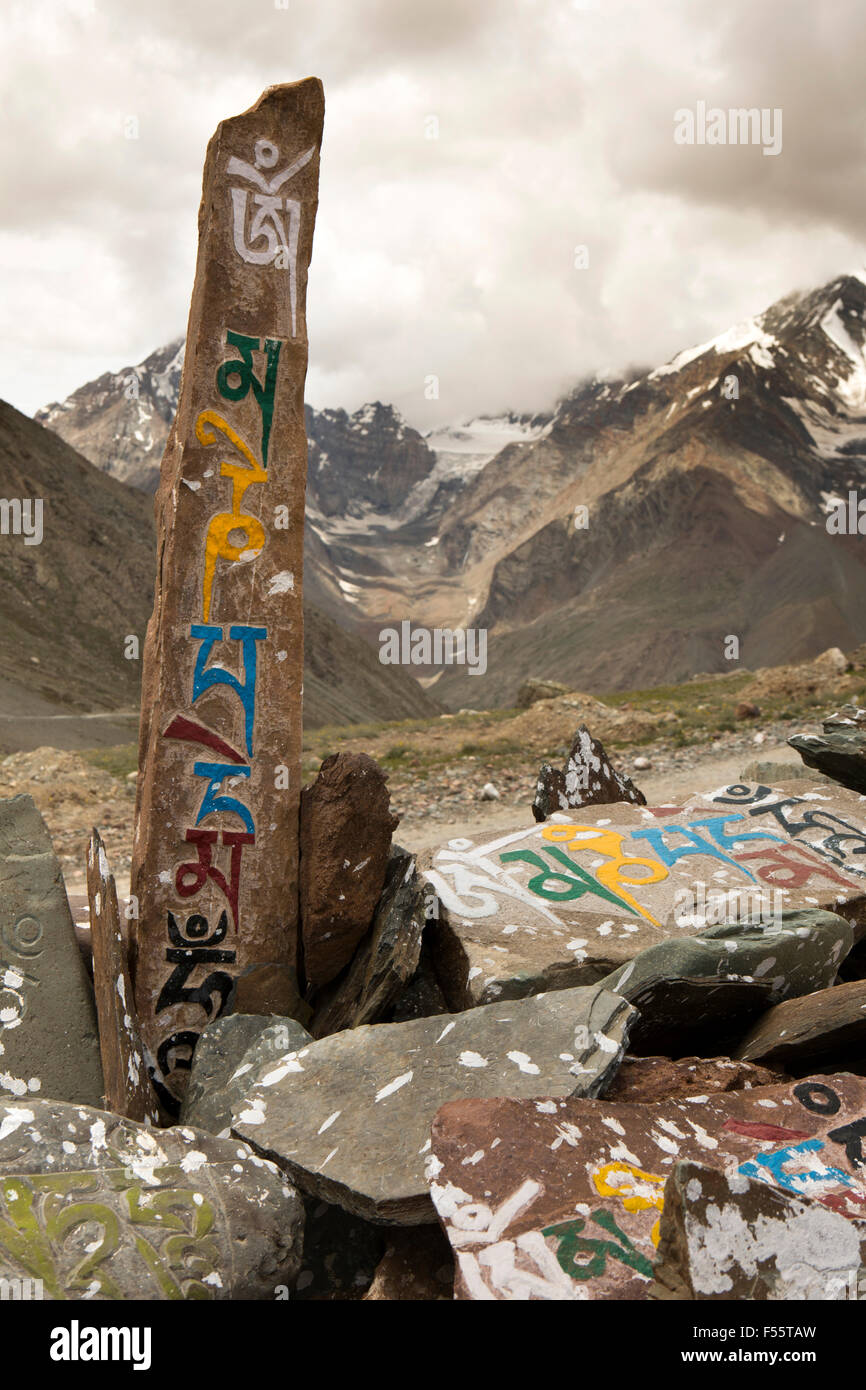 India, Himachal Pradesh, Spiti, Kunzum La pass, Kunzum Mata Temple, buddista Mani pietre Foto Stock