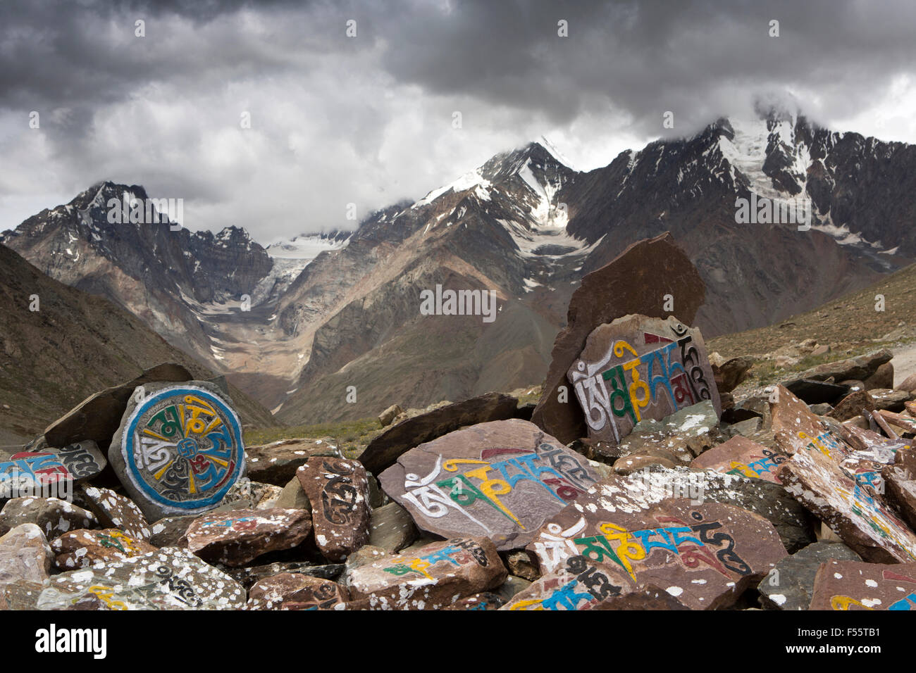 India, Himachal Pradesh, Spiti, Kunzum La pass, Kunzum Mata Temple, buddista Mani pietre tra innevate vette di montagna Foto Stock