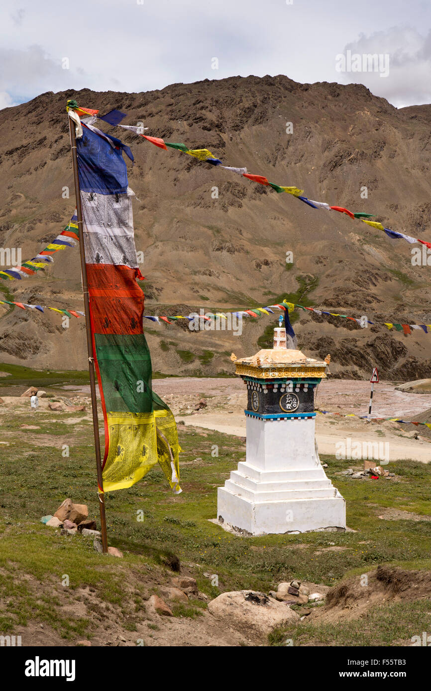 India, Himachal Pradesh, Spiti, Losar, buddista chorten e bandiere di preghiera sulla strada per Kunzum La pass Foto Stock