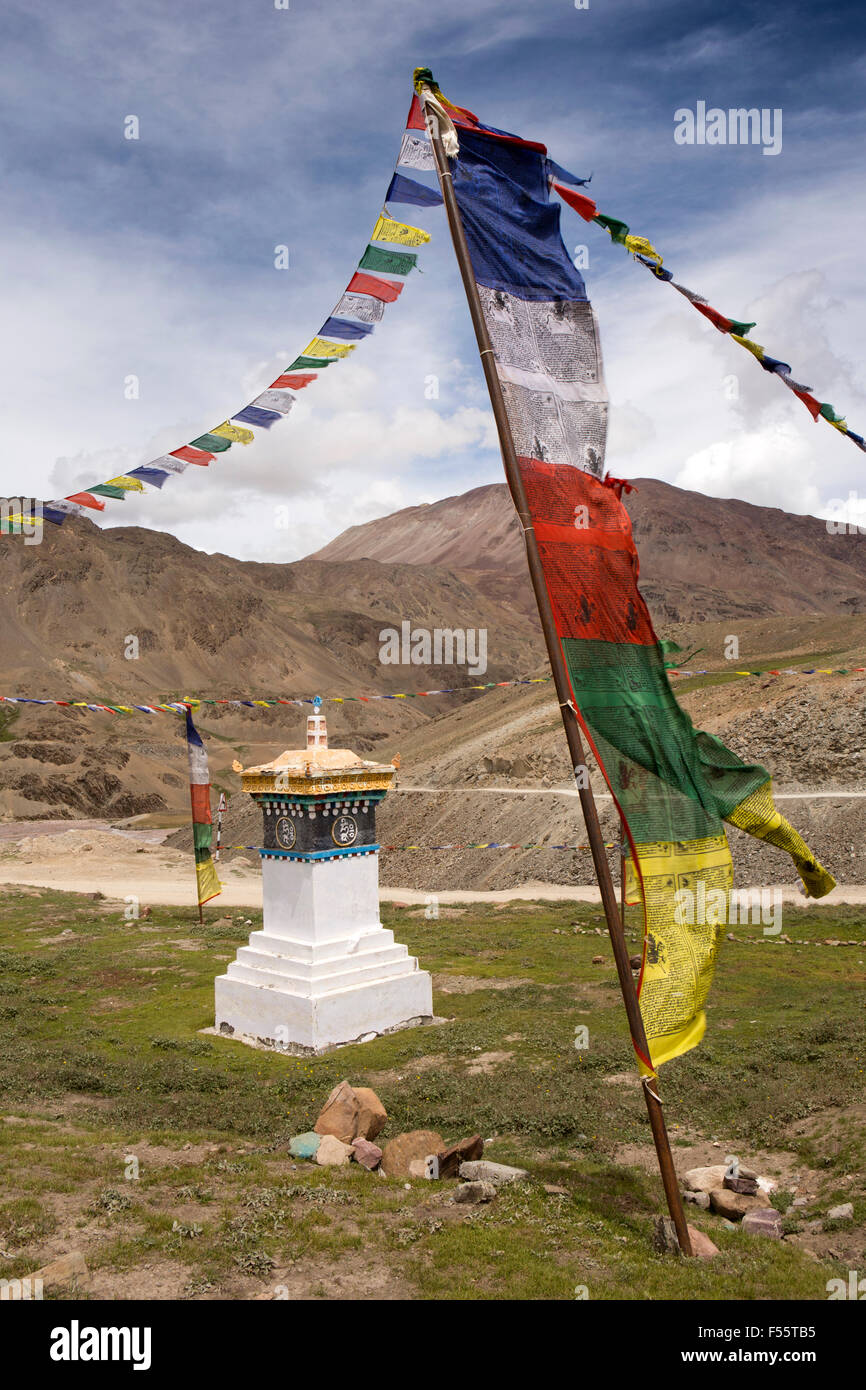 India, Himachal Pradesh, Spiti, Losar, buddista chorten e bandiere di preghiera sulla strada per Kunzum La pass Foto Stock