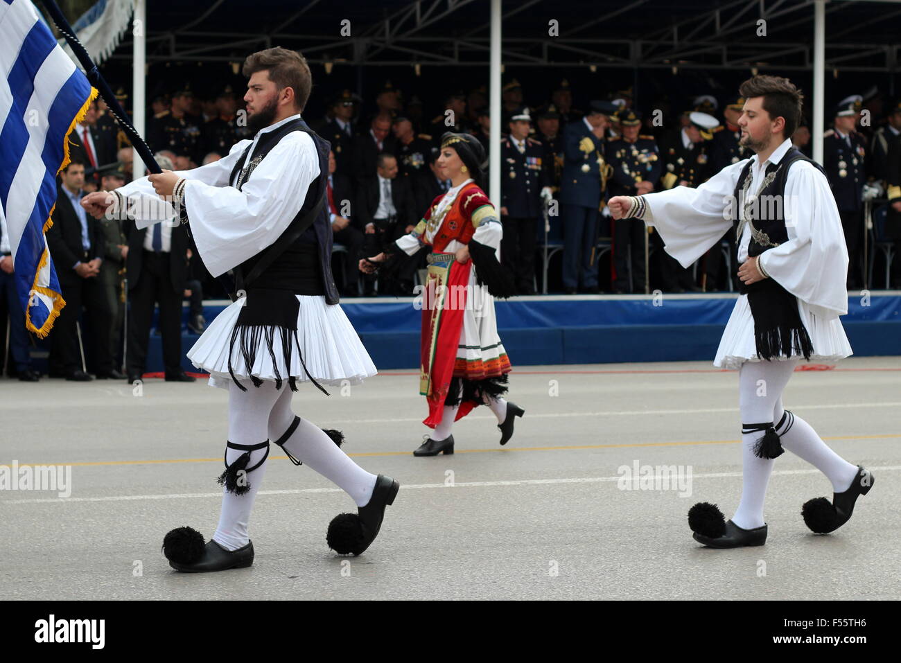 Salonicco, Grecia, 28 ottobre 2015. Uomini e una donna di marzo in costumi tradizionali durante la sfilata la marcatura - Ingresso della Grecia per la seconda guerra mondiale. Un militare e civile parade si è svolta la marcatura Grecia nazionale "Oxi ' (No) giorno che commemora la Grecia del rifiuto di accettare l'ultimatum italiano avanzate da Benito Mussolini nel 1940 durante la Seconda Guerra Mondiale. Credito: Orhan Tsolak/Alamy Live News Foto Stock