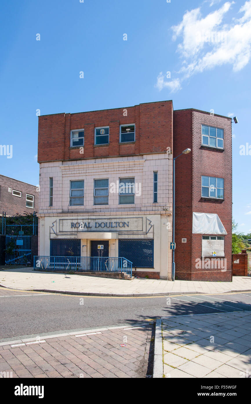 Il chiuso Royal Doulton ufficio e negozio della fabbrica in Burslem Stoke-on-Trent Staffordshire REGNO UNITO Foto Stock
