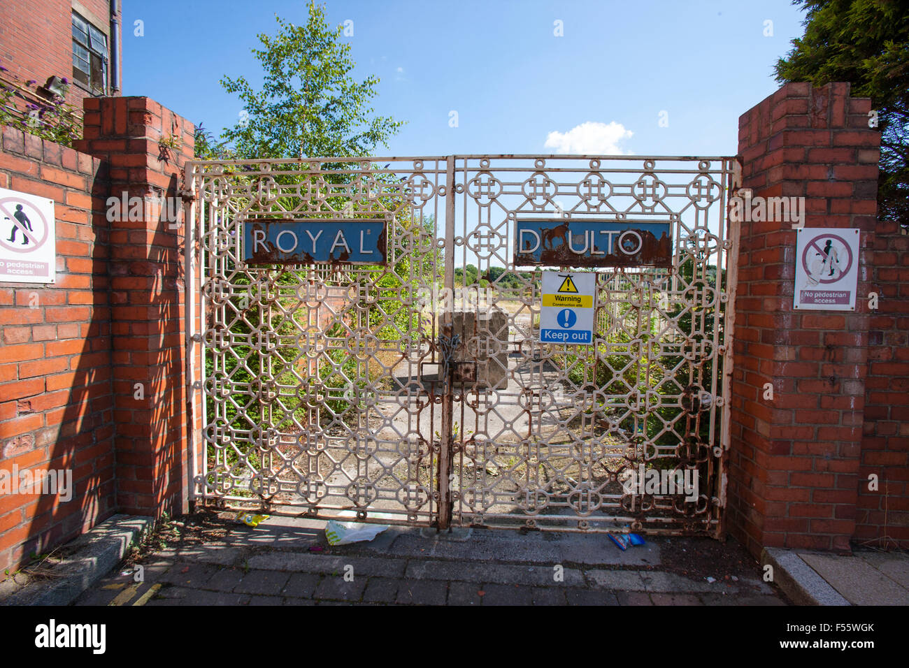 Ingresso alla ex Royal Doulton factory di Burslem Stoke-on-Trent Staffordshire REGNO UNITO Foto Stock